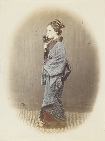 Japonka w tradycyjnym stroju (zdjęcie ręcznie kolorowane czarno-białe) autorstwa Japanese Photographer