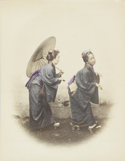 Japonki w tradycyjnych strojach (zdjęcie ręcznie kolorowane czarno-białe) autorstwa Japanese Photographer