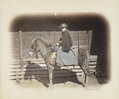 Mężczyzna na koniu (zdjęcie czarno-białe ręcznie kolorowane) autorstwa Japanese Photographer