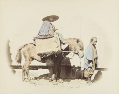 Mężczyzna na koniu (zdjęcie czarno-białe ręcznie kolorowane) autorstwa Japanese Photographer