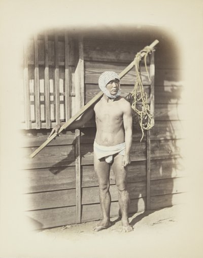 Mężczyzna z koszykiem na ryby (ręcznie kolorowane czarno-białe zdjęcie) autorstwa Japanese Photographer