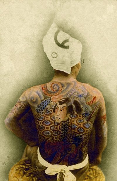 Mężczyzna z tradycyjnym japońskim tatuażem Irezumi, ok. 1880 r. (zdjęcie ręcznie kolorowanego albumu) autorstwa Japanese Photographer