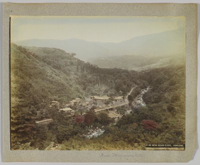 New Road, Kiga, niedaleko Miyanoshita, Prefektura Kanagawa, Japonia (ręcznie kolorowane czarno-białe zdjęcie) autorstwa Japanese Photographer