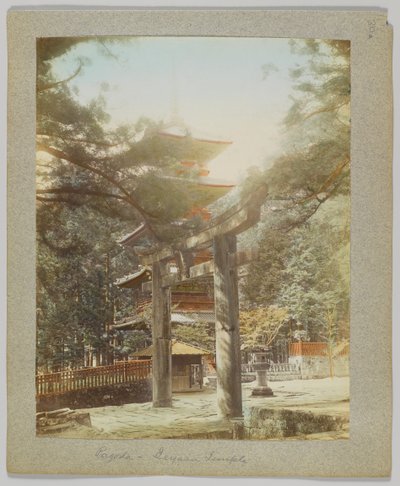 Pagoda w Tōshō-gū, Nikko, Japonia (ręcznie kolorowane czarno-białe zdjęcie) autorstwa Japanese Photographer