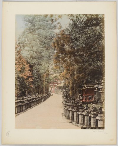 Kamienne latarnie, Nara, Japonia, ok. 1890 (zdjęcie ręcznie kolorowane czarno-białe) autorstwa Japanese Photographer