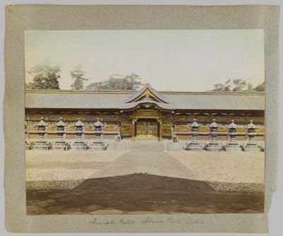 Temple Gate, Shiba Park, Tokio, Japonia (ręcznie kolorowane czarno-białe zdjęcie) autorstwa Japanese Photographer