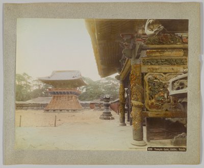 Temple Gate, Shiba Park, Tokio, Japonia (ręcznie kolorowane czarno-białe zdjęcie) autorstwa Japanese Photographer