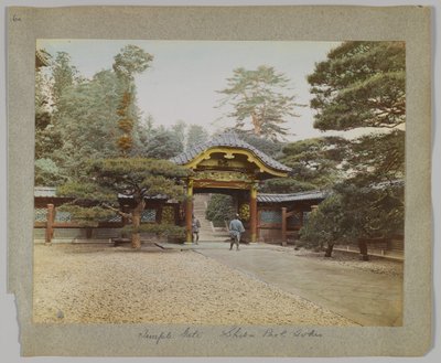 Temple Gate, Shiba Park, Tokio, Japonia (ręcznie kolorowane czarno-białe zdjęcie) autorstwa Japanese Photographer
