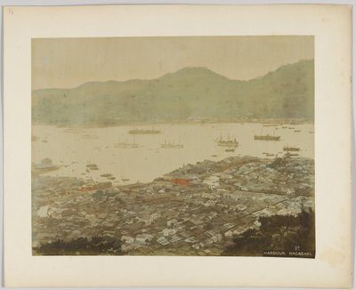 Port w Nagasaki, Japonia (ręcznie kolorowane czarno-białe zdjęcie) autorstwa Japanese Photographer