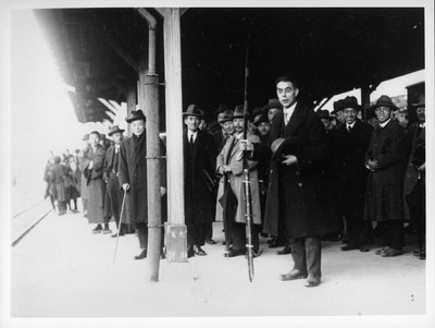 Wielebny Richards trzymający łuk, opuszczający stację Yamaguchi w 1927 r. autorstwa Japanese Photographer