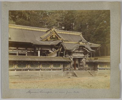 Tōshō-gū widziany z bramy, Nikko, Japonia (ręcznie kolorowane czarno-białe zdjęcie) autorstwa Japanese Photographer