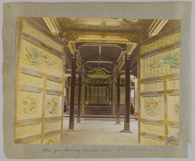 Widok z bramy do drzwi, świątynia szóstego lub siódmego szoguna, Shiba Park, Tokio, Japonia (ręcznie kolorowane czarno-białe zdjęcie) autorstwa Japanese Photographer