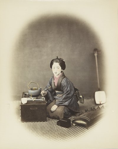 Kobieta z koto i shamisenem (zdjęcie ręcznie kolorowane czarno-białe) autorstwa Japanese Photographer