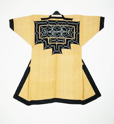 Szata ceremonialna (attush) ludności Ainu z tradycyjnymi motywami Ainu, haftem łańcuszkowym, korą wiązu, wełną i bawełną autorstwa Japanese School