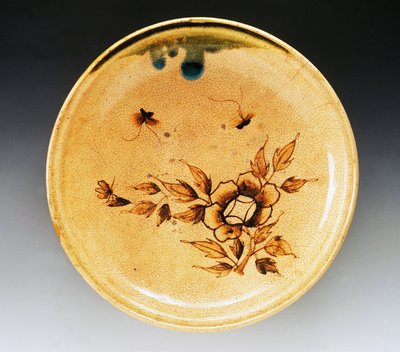 Zdobiona taca kamionkowa emaliowana ozdobiona dwoma motylami i piwonią, koniec XVIII w.-pocz. XIX w., manufaktura Seto, średnica 34 cm, cywilizacja japońska, okres Edo autorstwa Japanese School