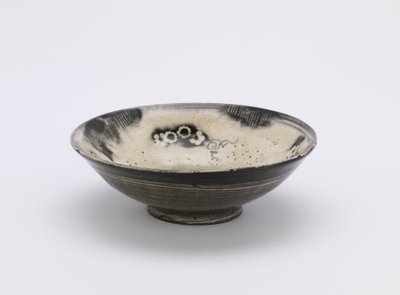 Miska indywidualna, Kiusiu lub Kioto, okres Edo, XVIII-XIX w. (kamionka z białym poślizgiem i pigmentem kobaltowym pod przezroczystą glazurą) autorstwa Japanese School