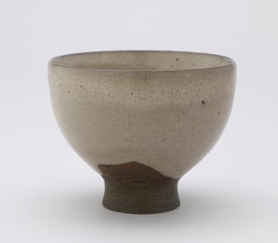 Miseczka do herbaty Inkyuzan w kształcie Goki, z odciśniętym szyfrem, Miseczka do herbaty (gokijawan), ok.1804-25 (kamionka z polewą ryżowo-łuskano-jesionową) autorstwa Japanese School