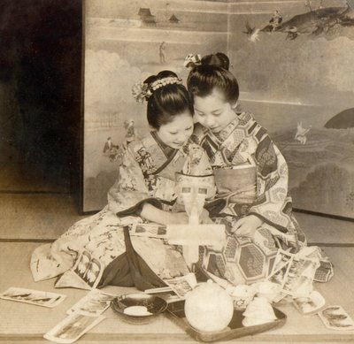 Japonki korzystające z przeglądarki stereoskopowej z kartami stereograficznymi, 1899 autorstwa Japanese School
