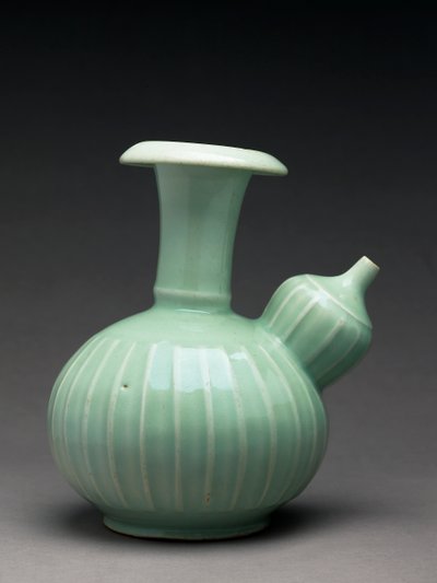 Kendi z dekoracją formowaną, witryny pieca Arita (porcelana) autorstwa Japanese School