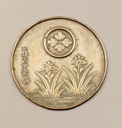 Lustro damskie zdobione irysami (metalowe) autorstwa Japanese School
