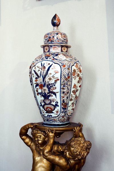 Duży japoński wazon z pokrywką z okresu Edo, ery Genroku. 1688-1703. Apartamenty Marii Brignole Sale (Brignole-Sale) De Ferrari, księżna de Galliera (1811-1888), meble pochodzą z hotelu Matignon, jego paryskiej rezydencji. Palazzo Rosso, Genu autorstwa Japanese School