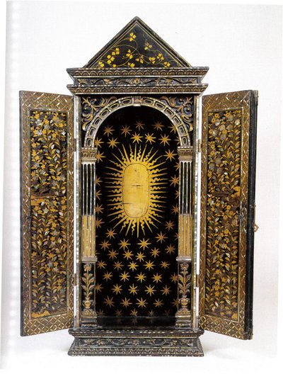 Chrześcijańska przenośna kapliczka Namban, zaprojektowana do przechowywania statuetki religijnej, okres Momoyama (lakier) (patrz także 996356-7) autorstwa Japanese School