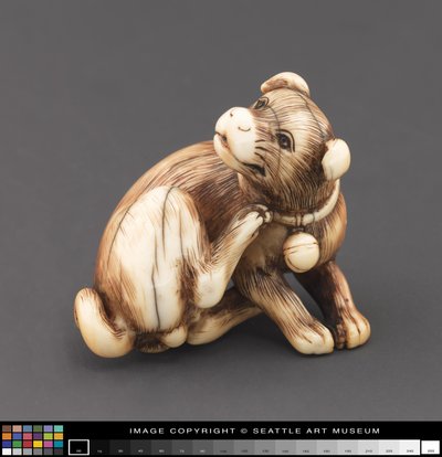 Netsuke wzorowany na drapaniu psa szyja autorstwa Japanese School