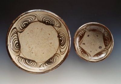 Talerze zdobione umanomezarą (koła ze wzorem końskiego oka), koniec XVIII w.-pocz. XIX w., kamionka emaliowana, produkowana w Seto, średnica 21,5 cm i 34,5 cm, cywilizacja japońska, okres Edo autorstwa Japanese School