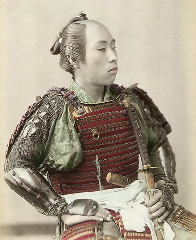 Portret samuraja starej Japonii uzbrojonego w pełną zbroję, 1890 (zdjęcie ręcznie barwionego albuminy) autorstwa Japanese School