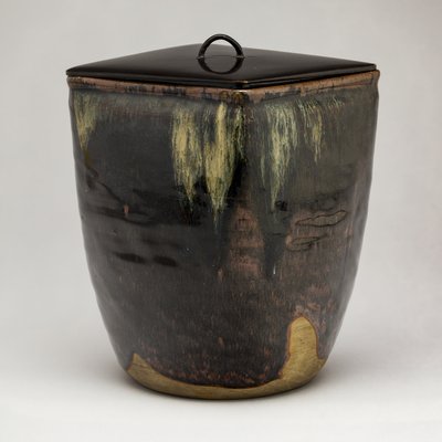 Takatori-Ware Water Jar (Mizusashi) (glazurowana kamionka z lakierowaną pokrywką) autorstwa Japanese School