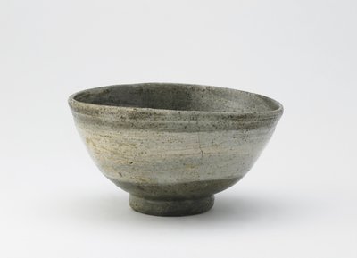 Miseczka do herbaty typu hakeme, okres Edo, XVIII-poł. XIX w. (kamionka ze szczotkowaną białą warstwą pod bezbarwną glazurą) autorstwa Japanese School