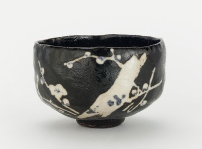 Miseczka do herbaty z motywem kwitnącej śliwy, Kioto, Kioto-fu, okres Edo (ceramika) autorstwa Japanese School