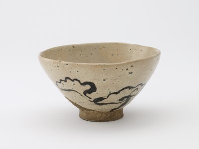 Miseczka do herbaty z motywem grzyba nieśmiertelności, okres Edo, XVIII-XIX w. (kamionka z pigmentem żelaznym pod bezbarwną glazurą) autorstwa Japanese School