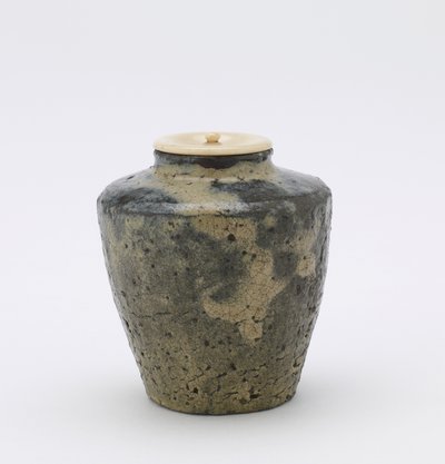 Pojemnik na herbatę z fasetowanymi bokami, typ katatsuki, prefektura Kumamoto, okres Edo, koniec XVIII-XIX w. (kamionka z polewą ryżowo-słomowo-popiołową) autorstwa Japanese School