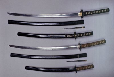 U góry: katana, japoński miecz z pochwą, wakizashi, japoński krótki miecz w pochwie, mały sztylet Kokatawa schowany w tej samej pochwie. wszystkie trzy pochodzą z XVIII wieku. niższe pochodzą z XVII wieku. autorstwa Japanese School