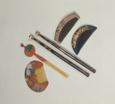 Dwa zestawy szpilek i grzebieni do włosów, XVIII lub XIX-wieczna epoka Edo (lakier) autorstwa Japanese School