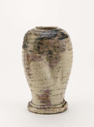 Wazon w stylu Oribe, prawdopodobnie Seto ware 1800-80 (kamionka ze szkliwem skaleniowym i miedziano-zielonym szkliwem (częściowo niewypalona do czerwonej)) autorstwa Japanese School