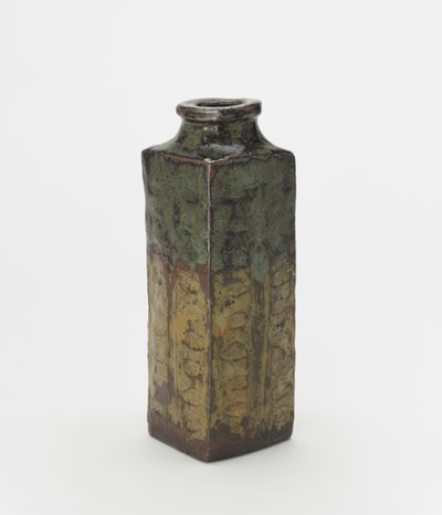 Yatsushiro lub Shodai ware wazon w formie archaicznego chińskiego kongu, Vase autorstwa Japanese School