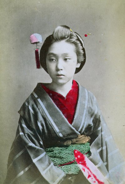 Młoda dziewczyna w kimonie, ok. 1860-70 (zdjęcie ręcznie kolorowane) autorstwa Japanese School