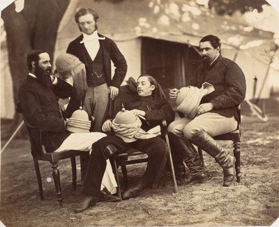 [Portret grupowy w obozie gubernatora generalnego, LR: mjr. Walters, Rząd..., 1858-61. autorstwa Jean Baptiste Oscar Mallitte