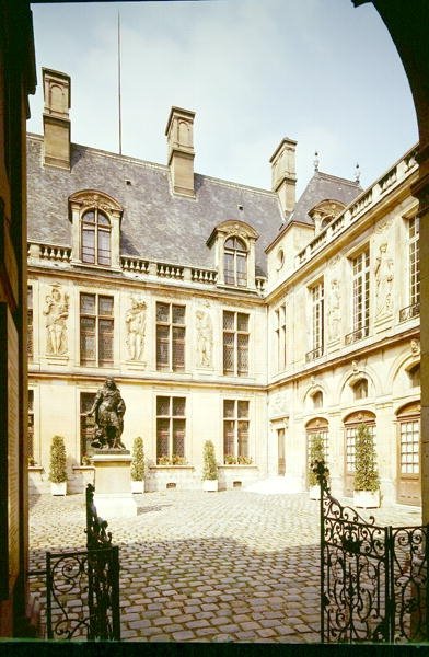 Widok na dziedziniec Hotelu Carnavalet, zbudowanego ok. 1545 r. autorstwa Jean Bullant