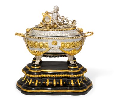 Waza do zupy, pokrywka i podstawka, Malines, ok. 1780 (metal złocony i srebro) (zob. również 430298) autorstwa Jean Corneille Hendrickx