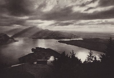Rigi Kaltbad, wieczorny nastrój z widokiem z Känzeli (zdjęcie czarno-białe) autorstwa Jean Gaberell