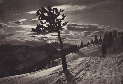 Rigi Kaltbad, księżycowa noc w zimie (zdjęcie czarno-białe) autorstwa Jean Gaberell