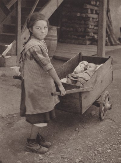 Szwajcaria: The Simple Life, prymitywny wózek dziecięcy (zdjęcie czarno-białe) autorstwa Jean Gaberell