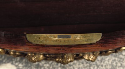 Szczegół centralnego stołu Napoleona III, ok. 1856 (palisander i emalia) (patrz także 476434 i 476435) autorstwa Jean Pierre Alexandre Tahan