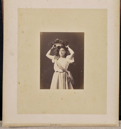 [Portret kobiety z wieńcem]. autorstwa Jean Pierre Bertrand Eugène Pégot Ogier