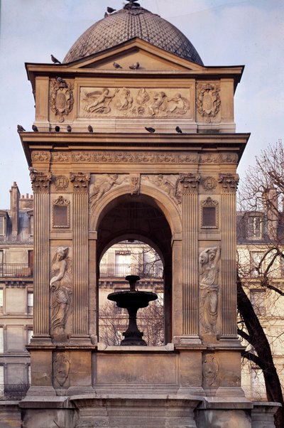 Architektura: widok na fontannę Niewiniątek. Zaprojektowany przez architektów Jean Goujon, Augustin Pajou i Pierre Lescot. 1546-1549. Plac Joachima du Bellay, Paryż. autorstwa Jean and Lescot Pierre Goujon