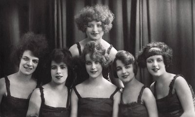 Grupa taneczna lub teatralna, ok. 1900-1929. autorstwa Jerome Ltd