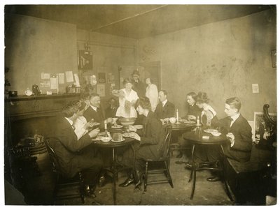 Spaghettti w garażu Grace Godwin, bardzo udane, na końcu jej linii produkcyjnej, Greenwich Village, Nowy Jork, USA, ok. 1917-18 (zdjęcie żelatynowe) autorstwa Jessie Tarbox Beals